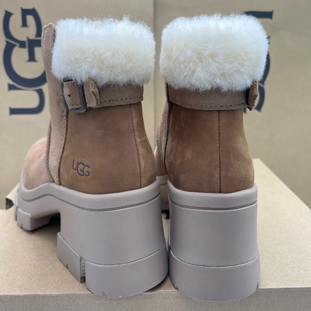 UGG WMNS W BROOKLYN BUCKLE PLATFORM HIGH HEELS BOOTS CHESTNUT Tan Shearling